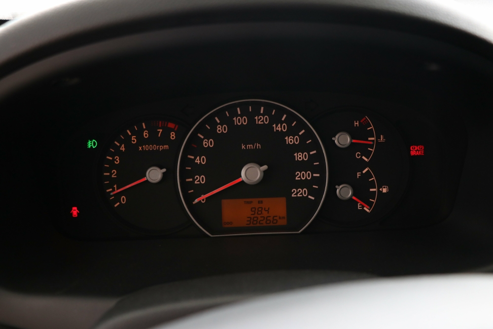 Bán Kia Carens EX 2.0MT màu vàng cát số sàn sản xuất 2015 biển Sài Gòn đi 38000km