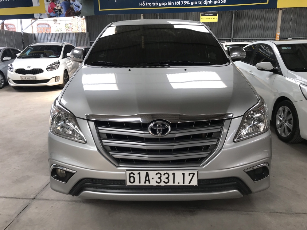 Bán Toyota INNOVA 2.0E màu bạc số sàn sản xuất 2016 biển Bình Dương đi 72000km