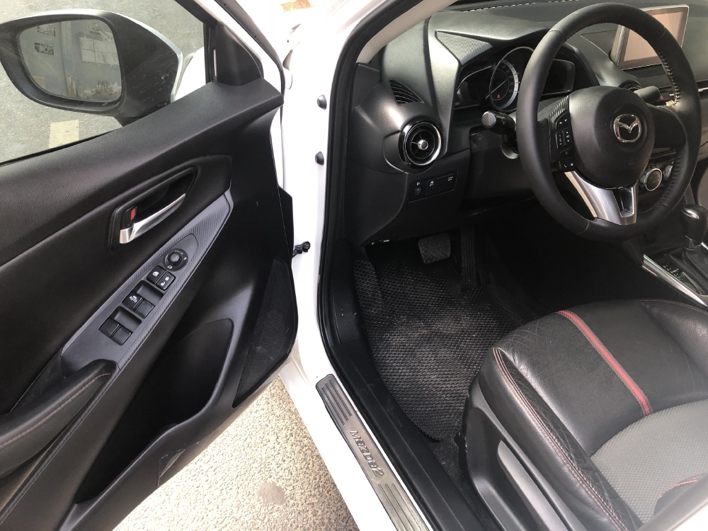 Cần tiền bán Mazda2 số tự động, màu trắng, sản xuất 2018