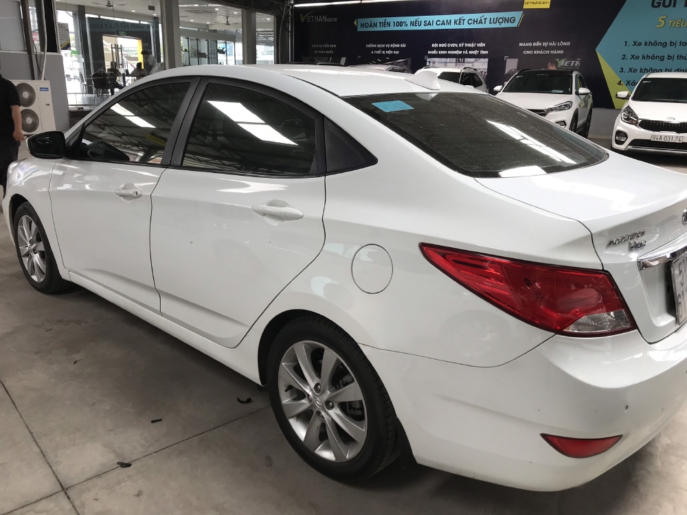 Bán Hyundai Accent Blue 1.4AT màu trắng số tự động nhập Hàn Quốc 2015 biển SG đi 54000km