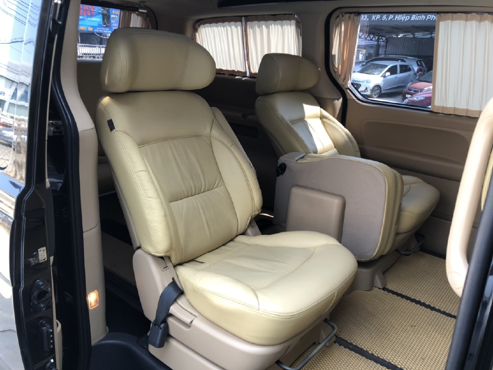 Bán Hyundai Starex Limousine 2.5AT máy xăng số tự động nhập Hàn Quốc 2014 biển Sài Gòn màu đen VIP