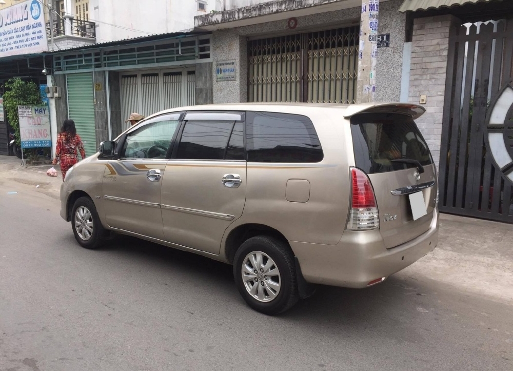 Kẹt tiền xây nhà bán innova g 2012 số sàn màu ghi vàng