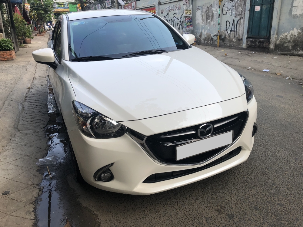 Cần tiền bán Mazda2 số tự động, màu trắng, sản xuất 2018