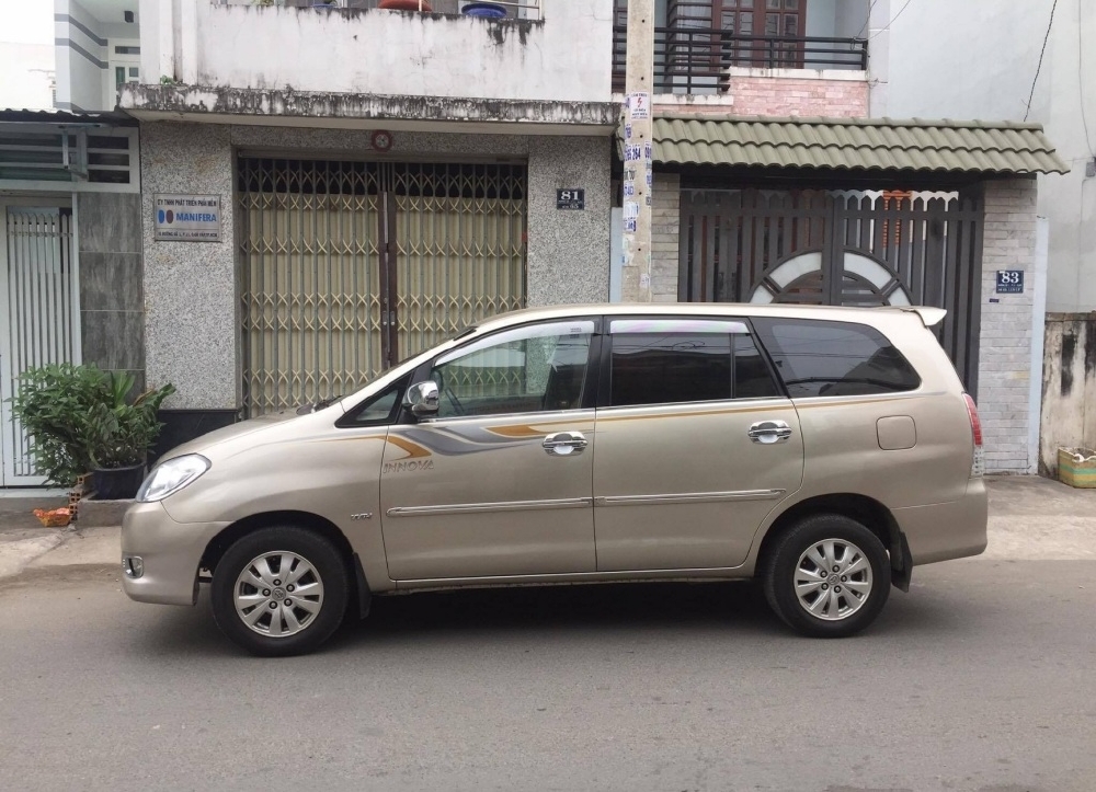 Kẹt tiền xây nhà bán innova g 2012 số sàn màu ghi vàng