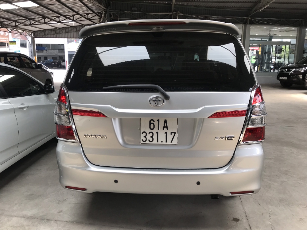 Bán Toyota INNOVA 2.0E màu bạc số sàn sản xuất 2016 biển Bình Dương đi 72000km
