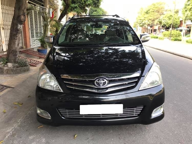 Nhà cần bán xe Innova 2011, bản V, số tự động, máy xăng, màu đen