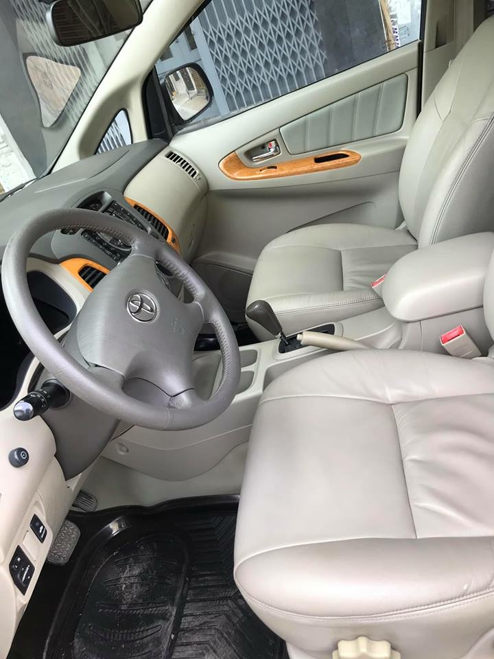 Nhà cần bán xe Innova 2011, bản V, số tự động, máy xăng, màu đen