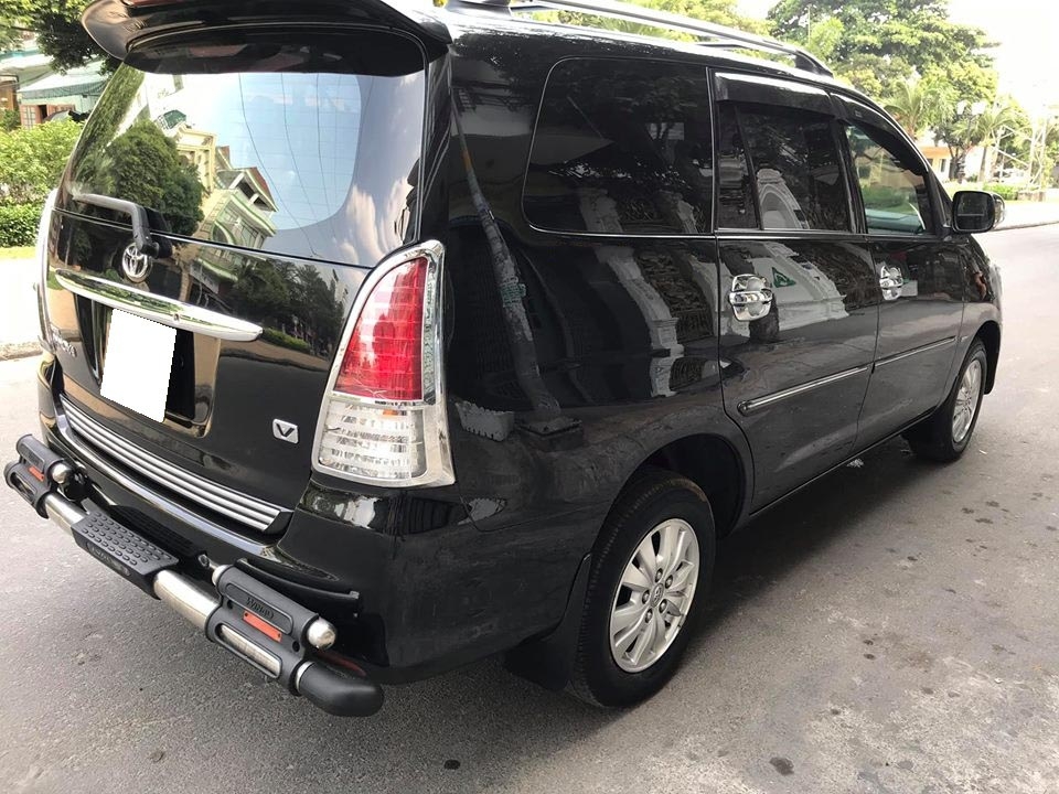 Nhà cần bán xe Innova 2011, bản V, số tự động, máy xăng, màu đen