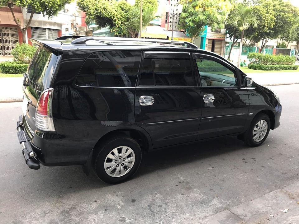 Nhà cần bán xe Innova 2011, bản V, số tự động, máy xăng, màu đen