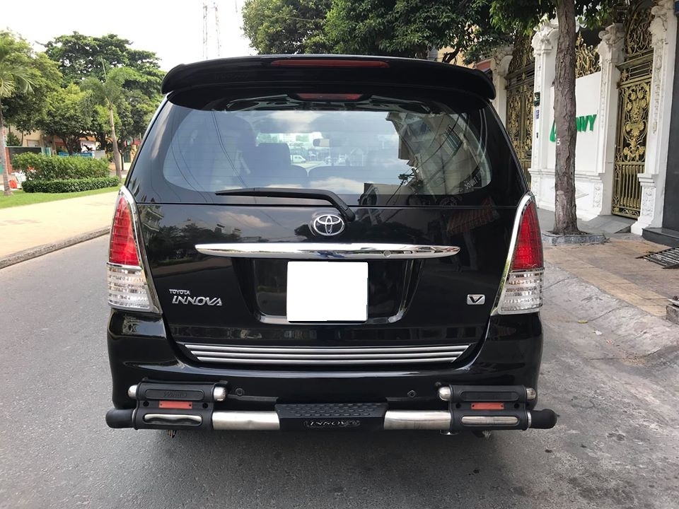 Nhà cần bán xe Innova 2011, bản V, số tự động, máy xăng, màu đen