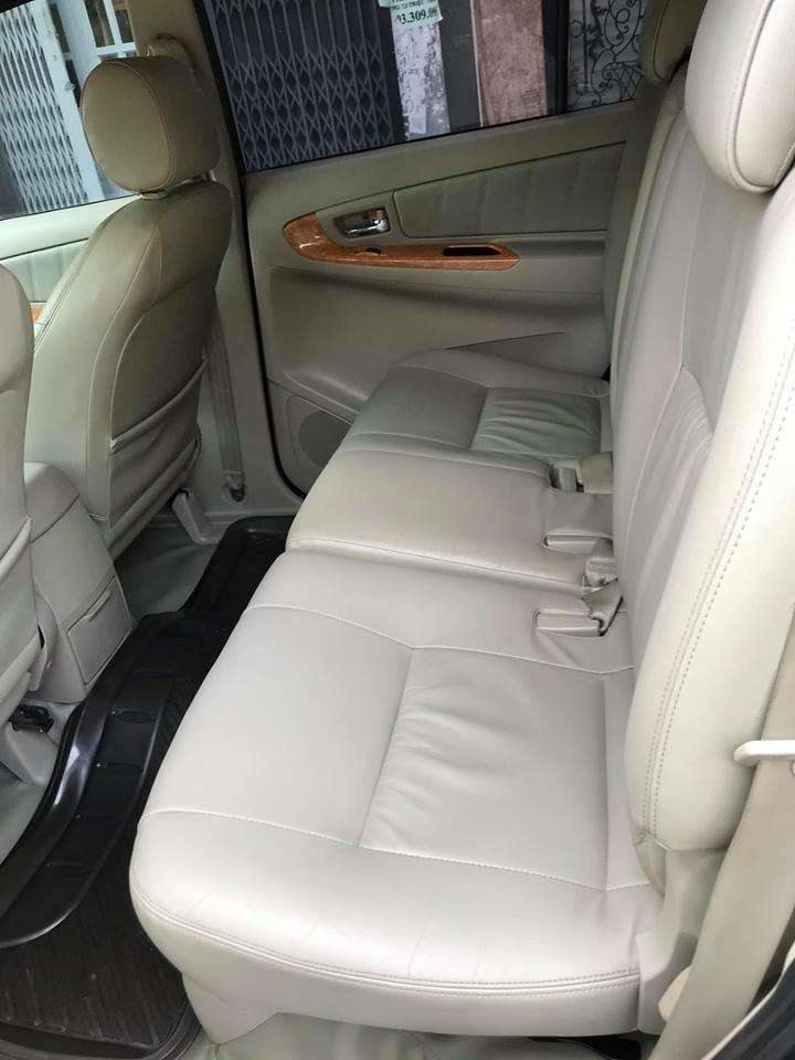 Nhà cần bán xe Innova 2011, bản V, số tự động, máy xăng, màu đen
