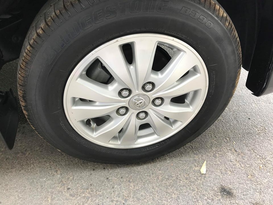 Nhà cần bán xe Innova 2011, bản V, số tự động, máy xăng, màu đen