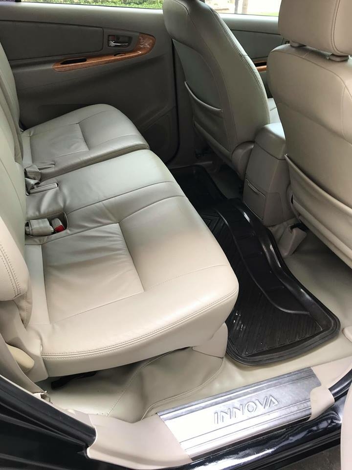 Nhà cần bán xe Innova 2011, bản V, số tự động, máy xăng, màu đen