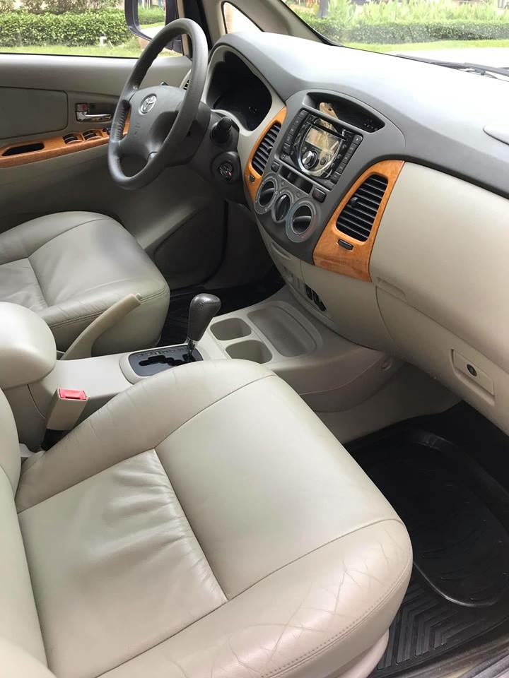 Nhà cần bán xe Innova 2011, bản V, số tự động, máy xăng, màu đen