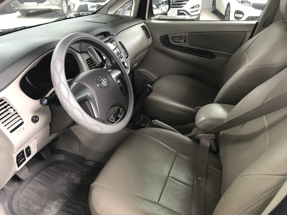 Bán Toyota INNOVA 2.0E màu bạc số sàn sản xuất 2016 biển Bình Dương đi 72000km