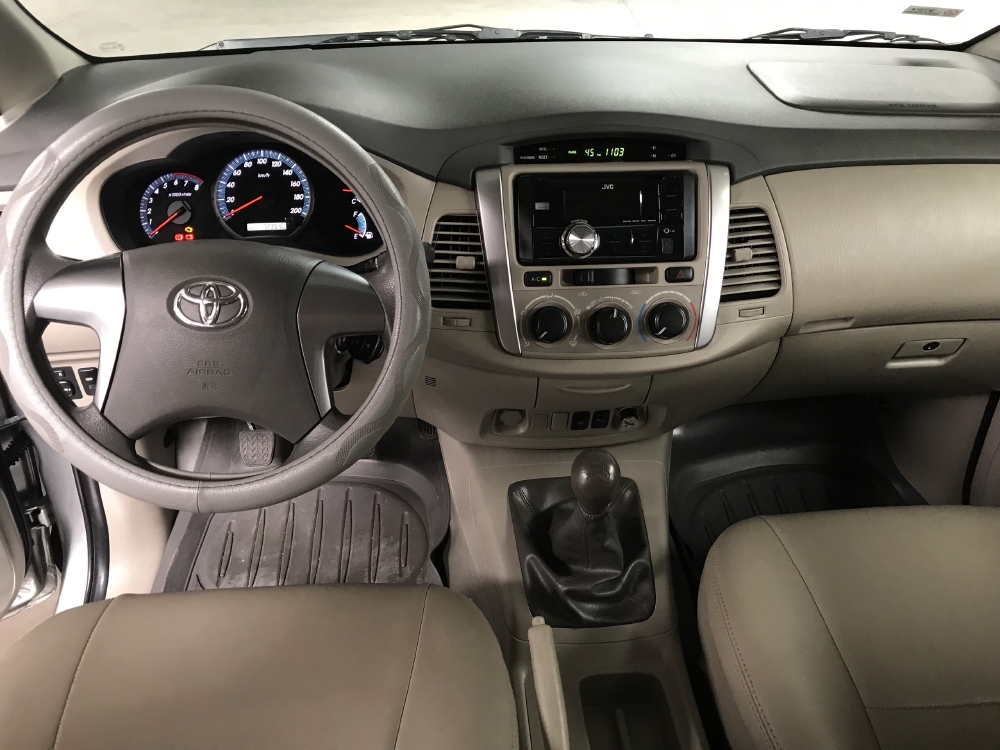 Bán Toyota INNOVA 2.0E màu bạc số sàn sản xuất 2016 biển Bình Dương đi 72000km