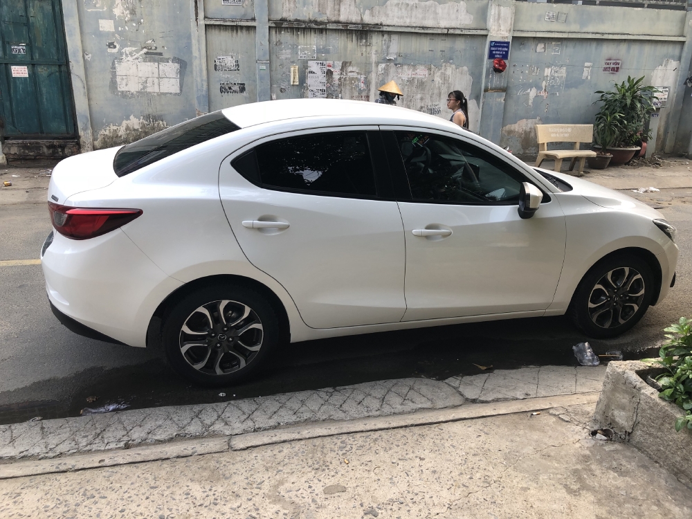 Cần tiền bán Mazda2 số tự động, màu trắng, sản xuất 2018