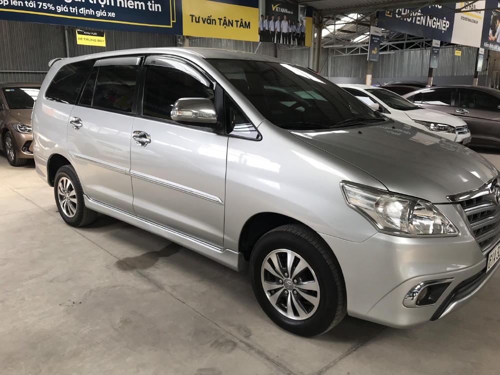 Bán Toyota INNOVA 2.0E màu bạc số sàn sản xuất 2016 biển Bình Dương đi 72000km