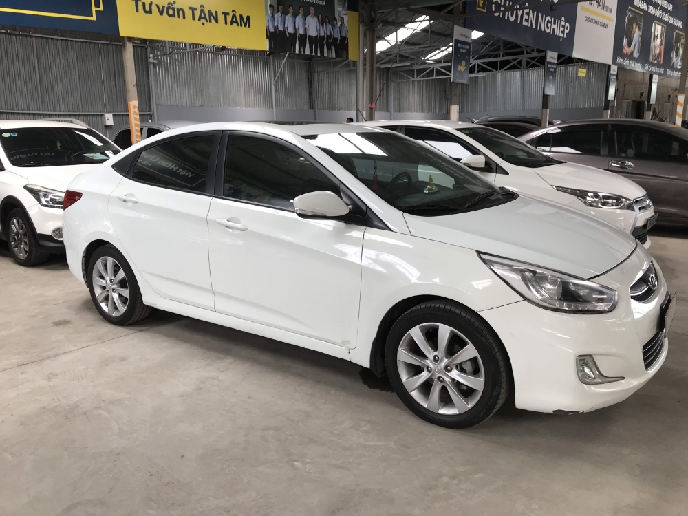 Bán Hyundai Accent Blue 1.4AT màu trắng số tự động nhập Hàn Quốc 2015 biển SG đi 54000km
