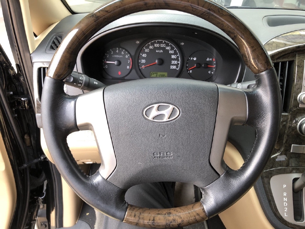 Bán Hyundai Starex 2.4AT limousine 2014, màu đen, đúng chất, biển TP