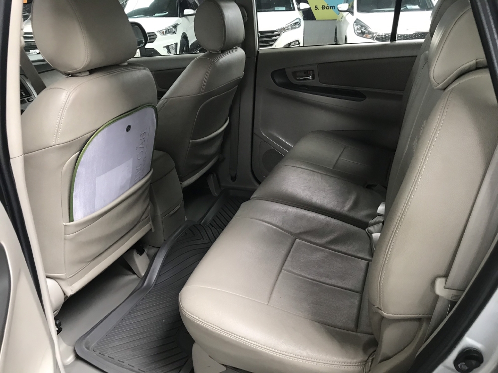 Bán Toyota INNOVA 2.0E màu bạc số sàn sản xuất 2016 biển Bình Dương đi 72000km