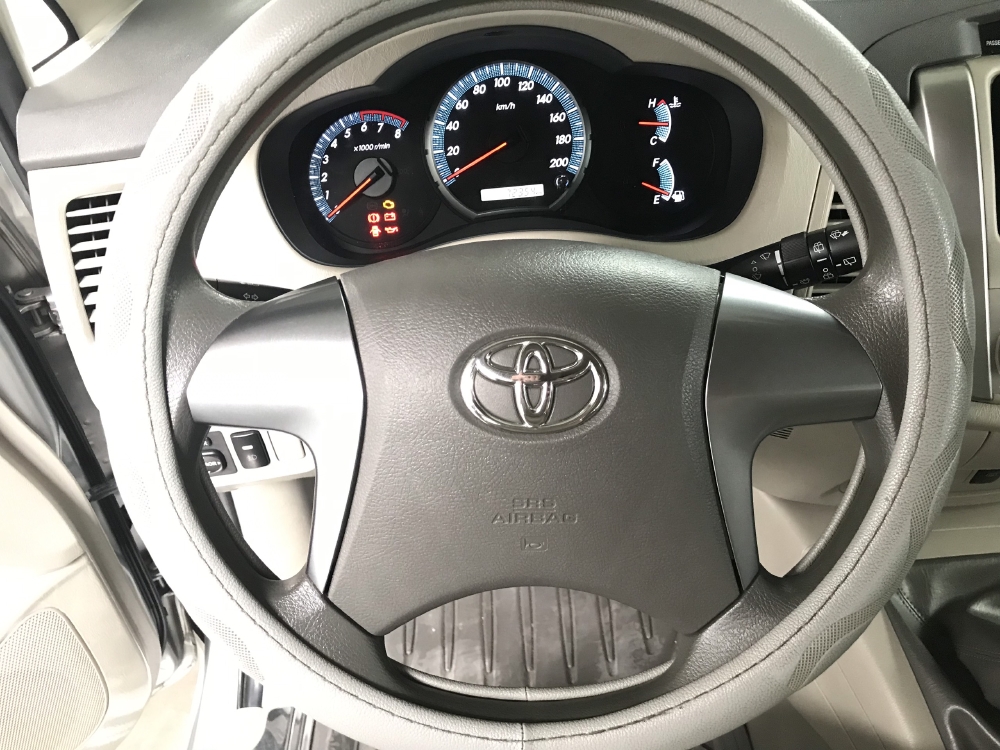Bán Toyota INNOVA 2.0E màu bạc số sàn sản xuất 2016 biển Bình Dương đi 72000km