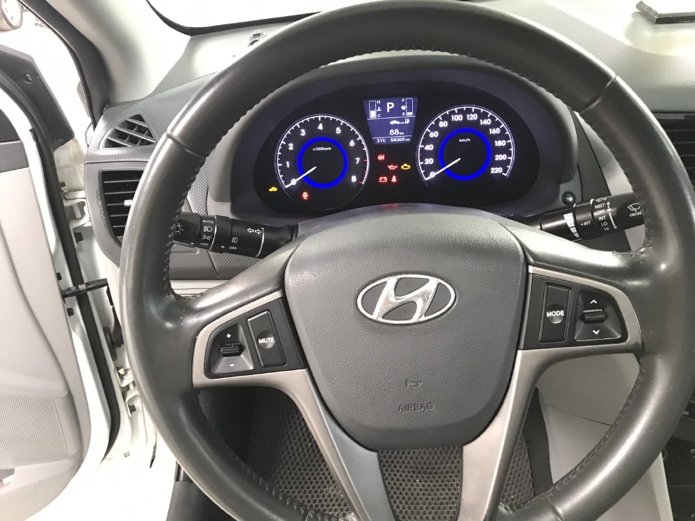 Bán Hyundai Accent Blue 1.4AT màu trắng số tự động nhập Hàn Quốc 2015 biển SG đi 54000km