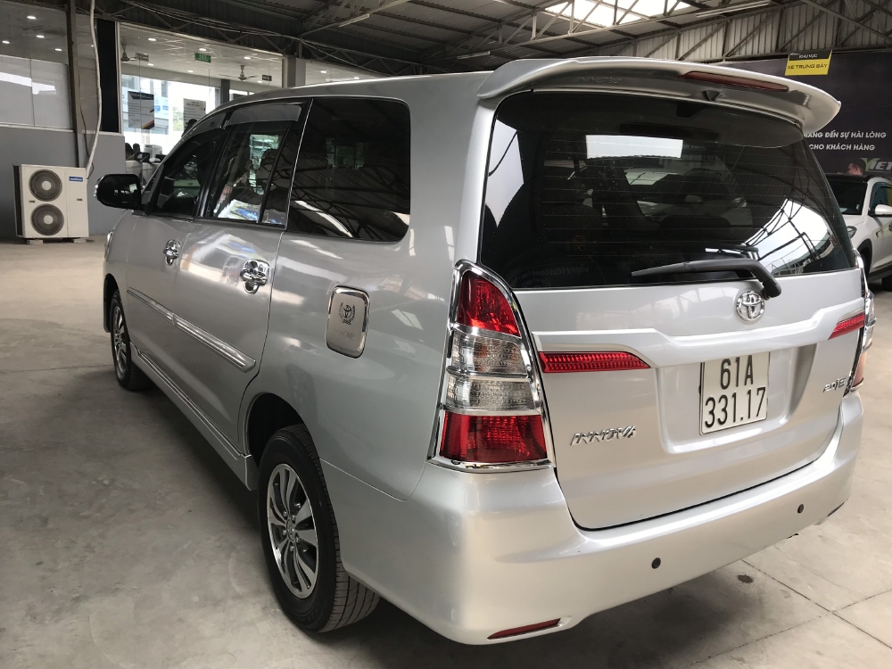 Bán Toyota INNOVA 2.0E màu bạc số sàn sản xuất 2016 biển Bình Dương đi 72000km