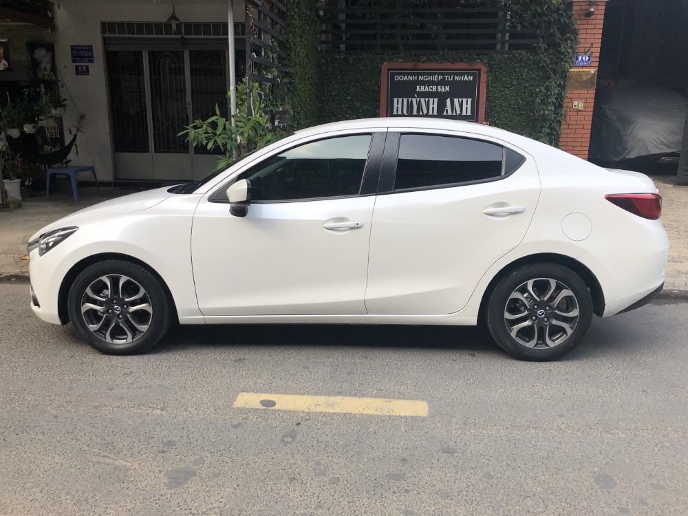 Cần tiền bán Mazda2 số tự động, màu trắng, sản xuất 2018