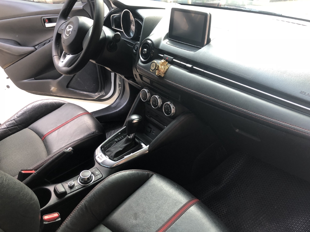 Cần tiền bán Mazda2 số tự động, màu trắng, sản xuất 2018