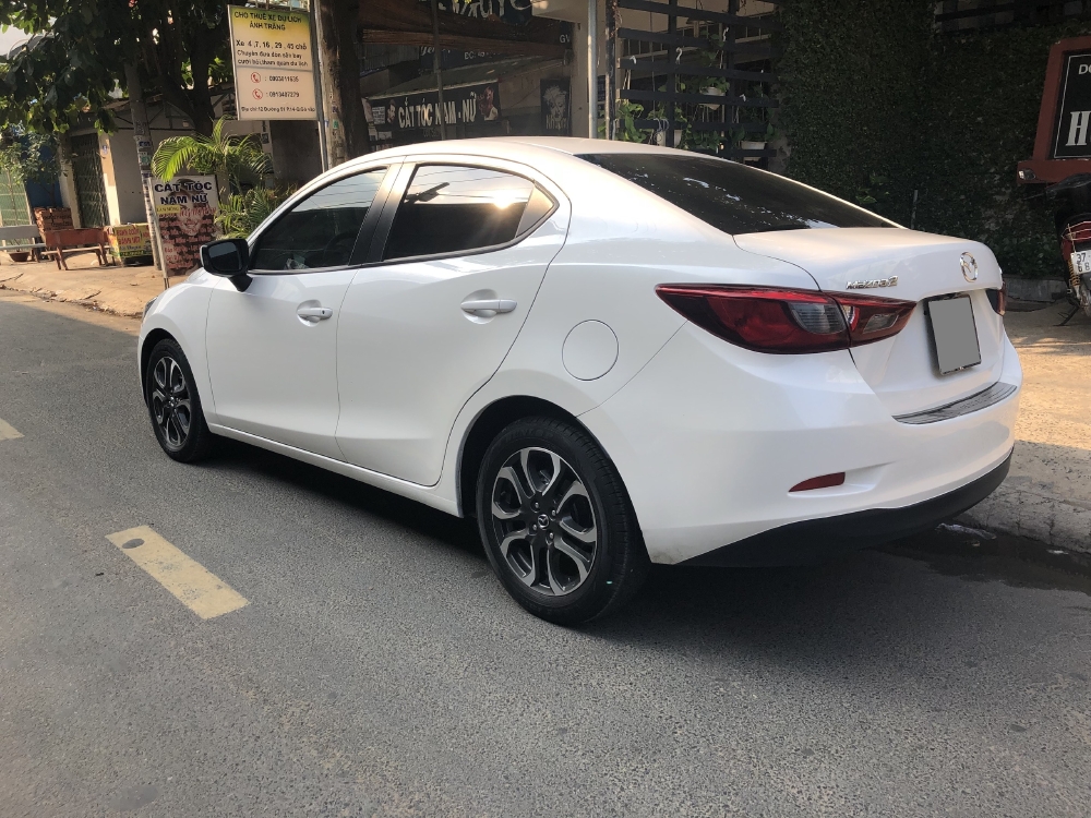 Cần tiền bán Mazda2 số tự động, màu trắng, sản xuất 2018