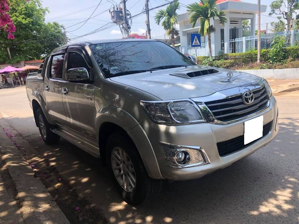 Gia đình cần bán Hilux, sản xuất 2015, số sàn, máy dầu, bản 3.0, hai cầu 4x4