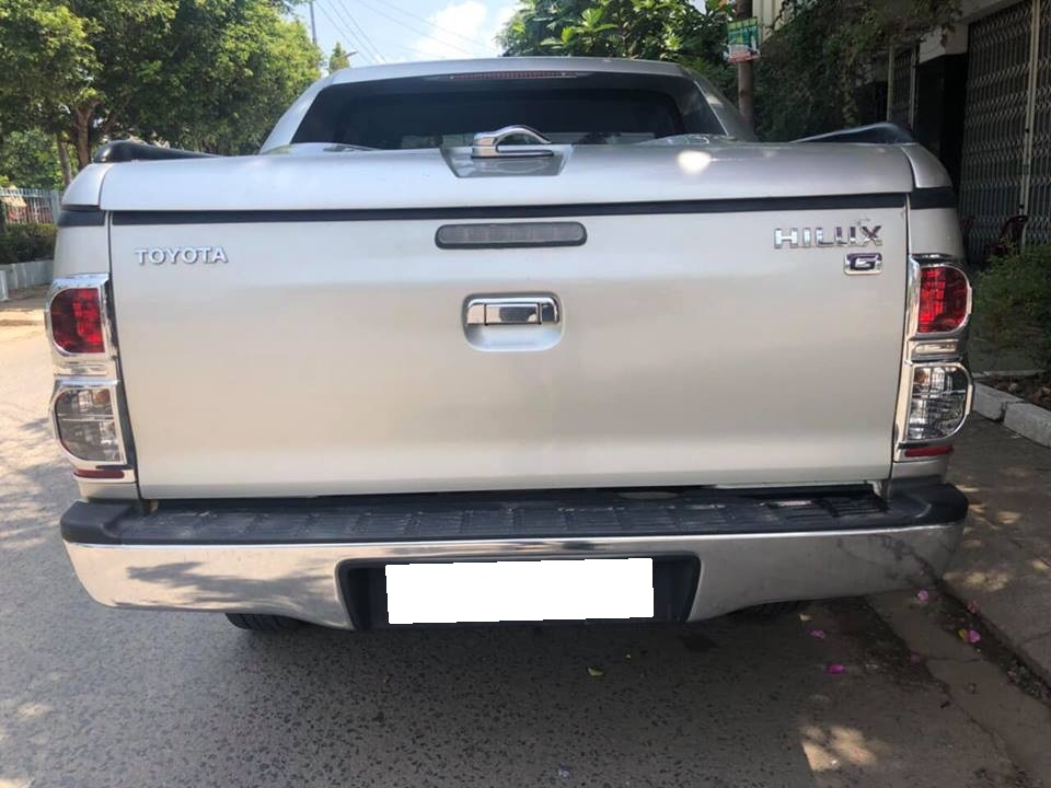 Gia đình cần bán Hilux, sản xuất 2015, số sàn, máy dầu, bản 3.0, hai cầu 4x4