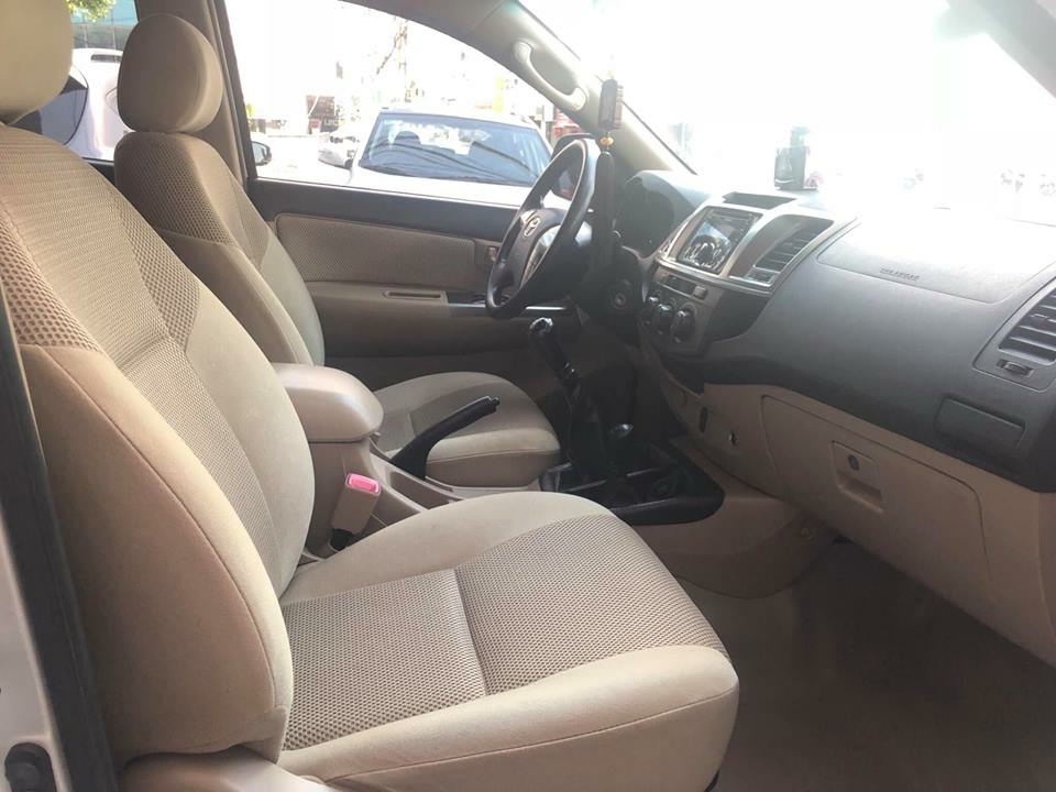 Gia đình cần bán Hilux, sản xuất 2015, số sàn, máy dầu, bản 3.0, hai cầu 4x4