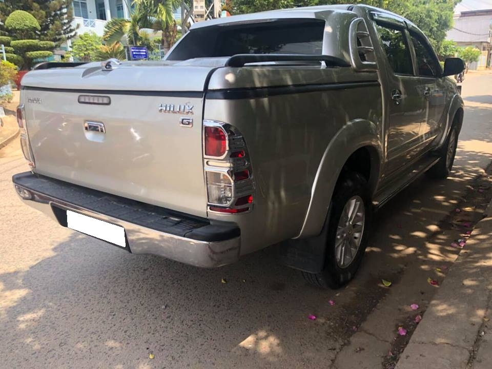 Gia đình cần bán Hilux, sản xuất 2015, số sàn, máy dầu, bản 3.0, hai cầu 4x4