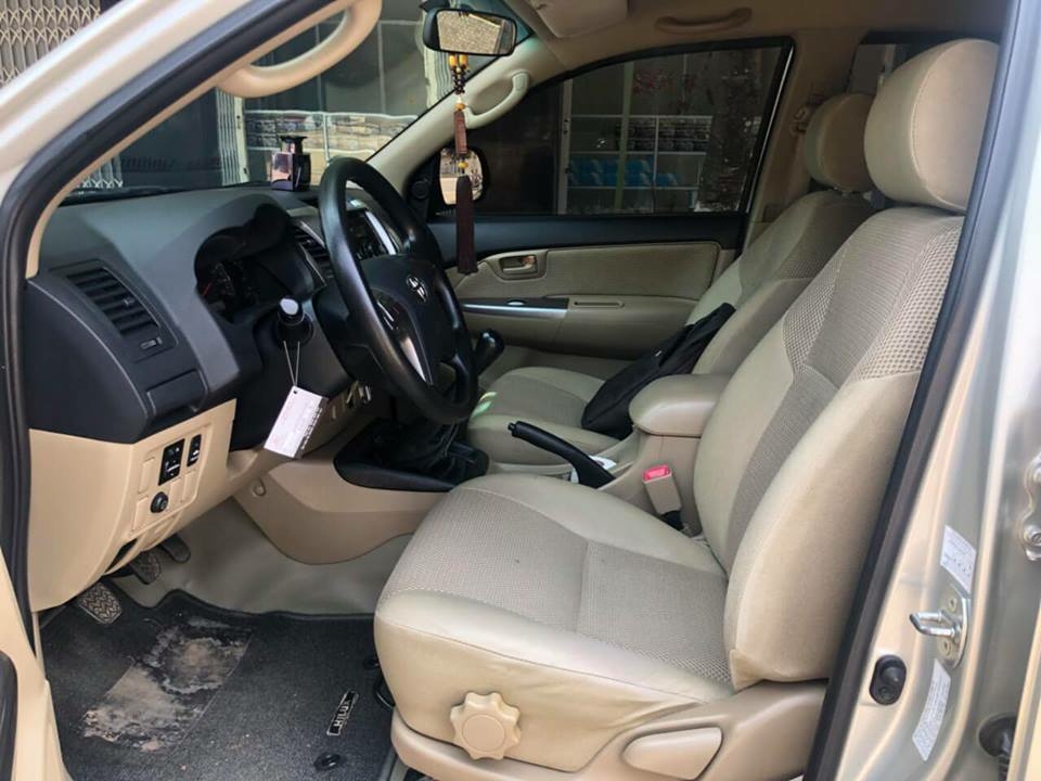 Gia đình cần bán Hilux, sản xuất 2015, số sàn, máy dầu, bản 3.0, hai cầu 4x4