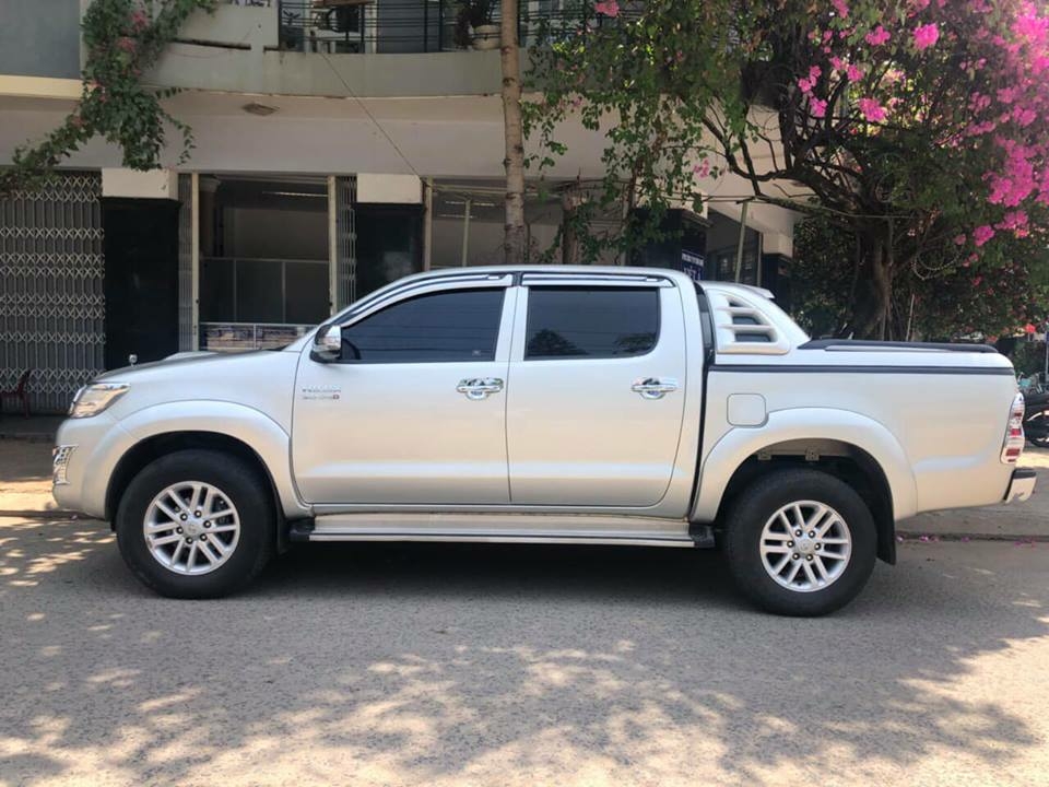 Gia đình cần bán Hilux, sản xuất 2015, số sàn, máy dầu, bản 3.0, hai cầu 4x4