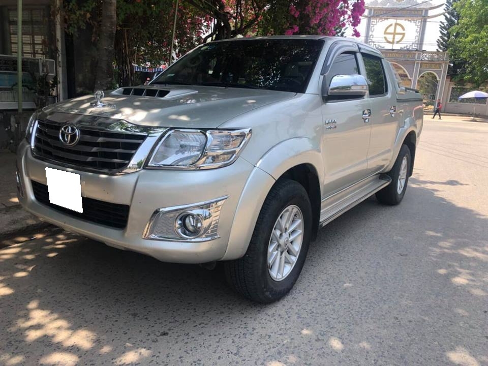 Gia đình cần bán Hilux, sản xuất 2015, số sàn, máy dầu, bản 3.0, hai cầu 4x4