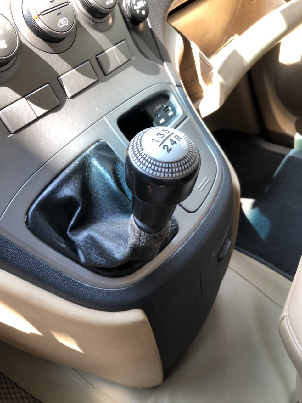 Bán Hyundai Starex 2.5MT 9 chỗ máy dầu số sàn nhập Hàn Quốc 2013 màu xám biển SG