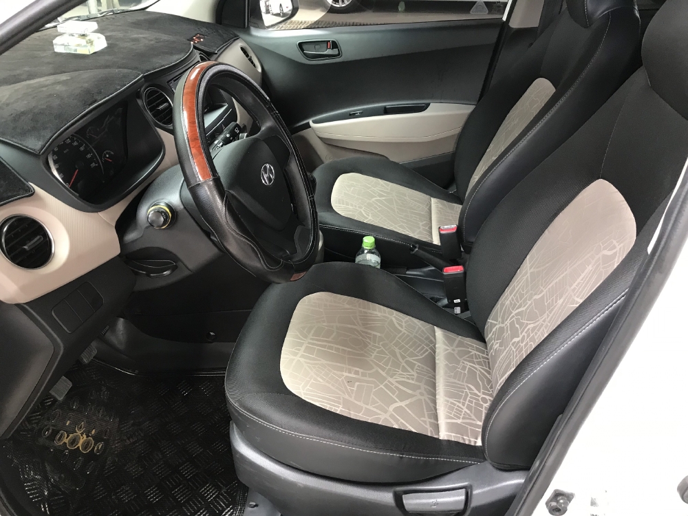 Bán Hyundai Grand i10 1.2MT HB bass màu trắng số sàn sản xuất 2017 biển Sài Gòn đi 30.000km