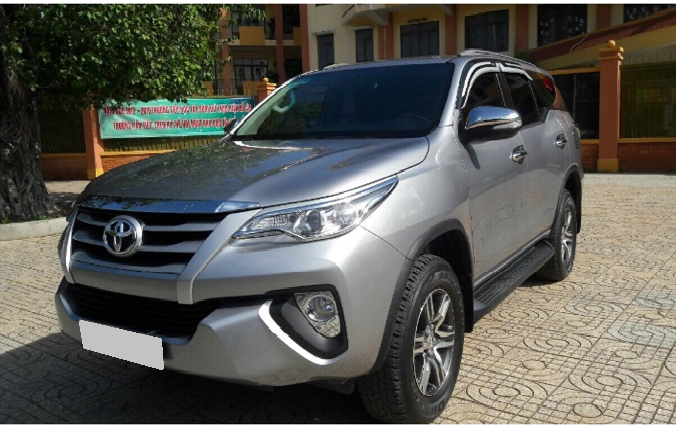 Bán Toyota Fortuner 2017 máy dầu số sàn màu bạc xe rất mới.