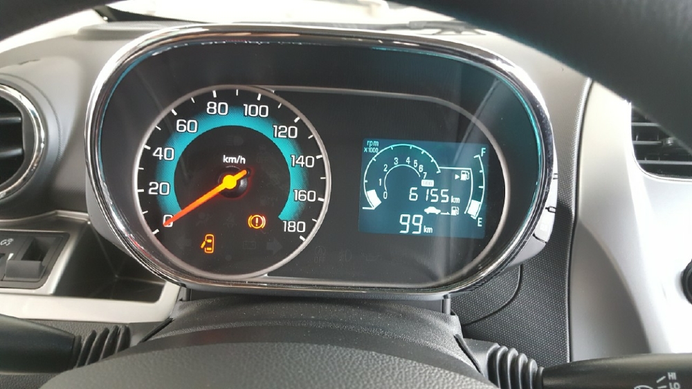 Bán Chevrolet Spark LS 1.2MT màu trắng số sàn sản xuất 2018 biển Bình Dương mẫu mới đi 6000km