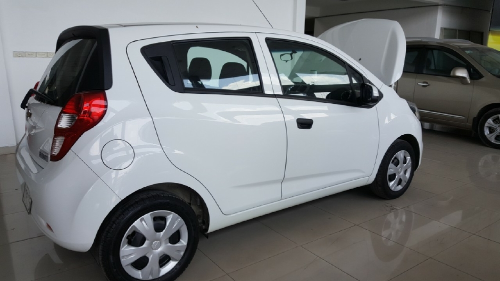 Bán Chevrolet Spark LS 1.2MT màu trắng số sàn sản xuất 2018 biển Bình Dương mẫu mới đi 6000km