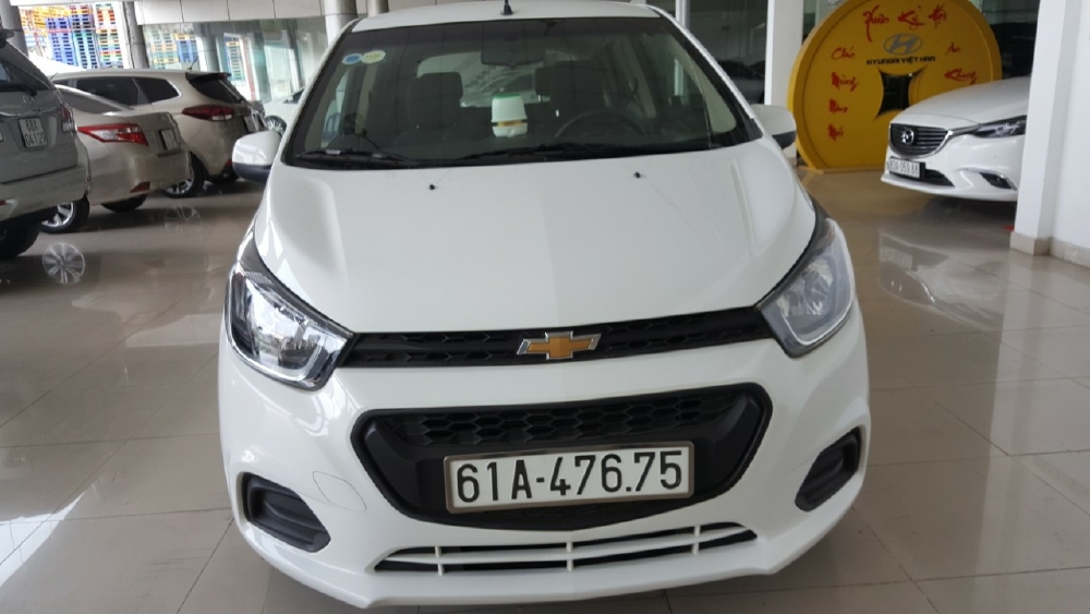 Bán Chevrolet Spark LS 1.2MT màu trắng số sàn sản xuất 2018 biển Bình Dương mẫu mới đi 6000km