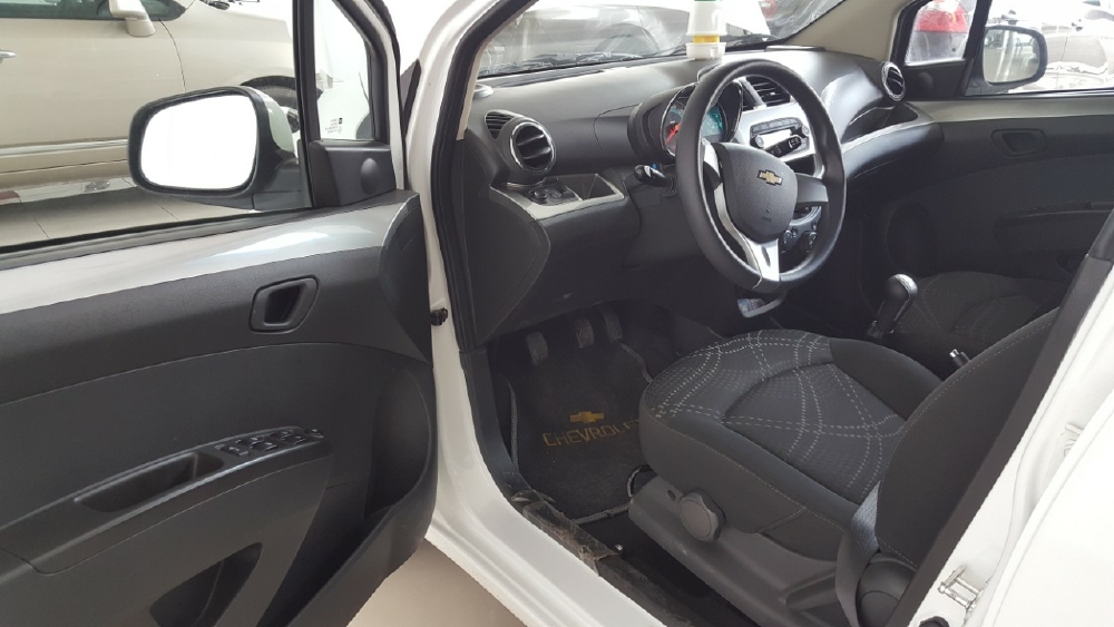 Bán Chevrolet Spark LS 1.2MT màu trắng số sàn sản xuất 2018 biển Bình Dương mẫu mới đi 6000km