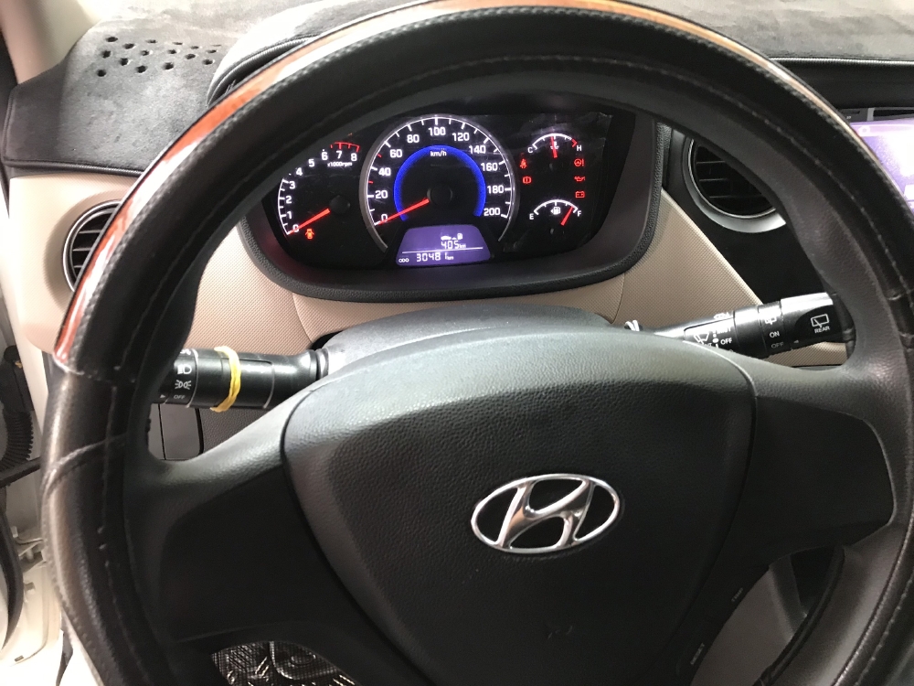 Bán Hyundai Grand i10 1.2MT HB bass màu trắng số sàn sản xuất 2017 biển Sài Gòn đi 30.000km