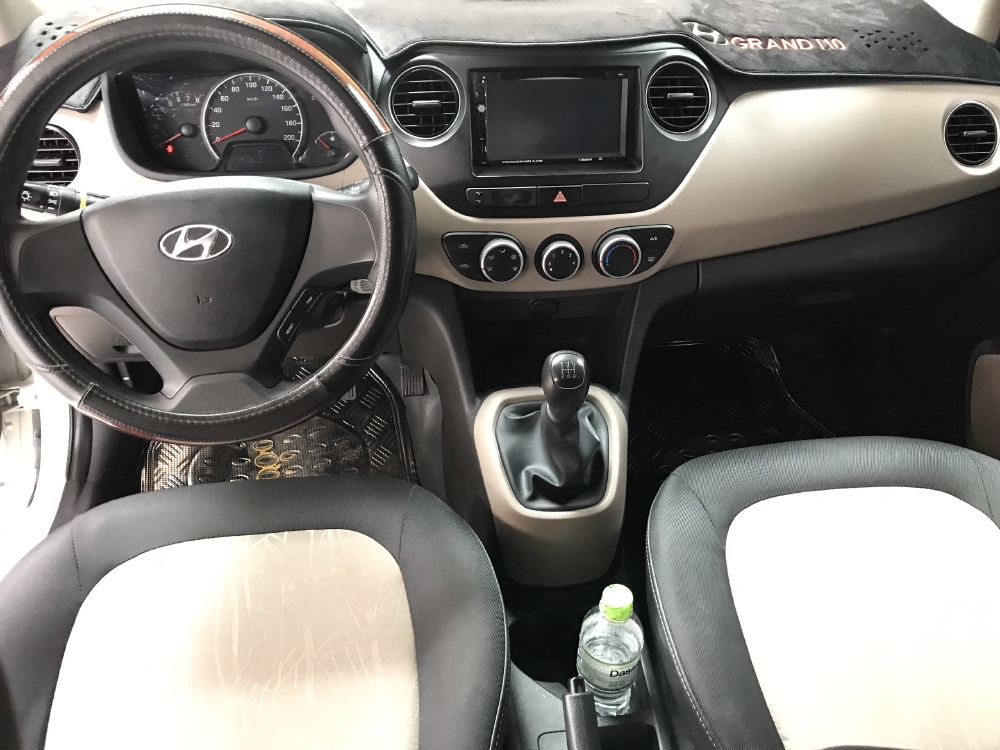 Bán Hyundai Grand i10 1.2MT HB bass màu trắng số sàn sản xuất 2017 biển Sài Gòn đi 30.000km