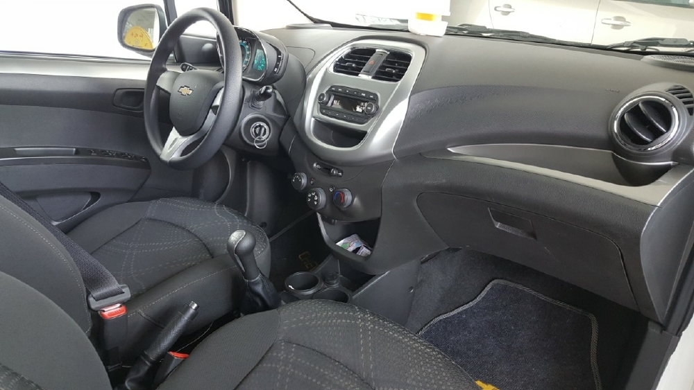 Bán Chevrolet Spark LS 1.2MT màu trắng số sàn sản xuất 2018 biển Bình Dương mẫu mới đi 6000km