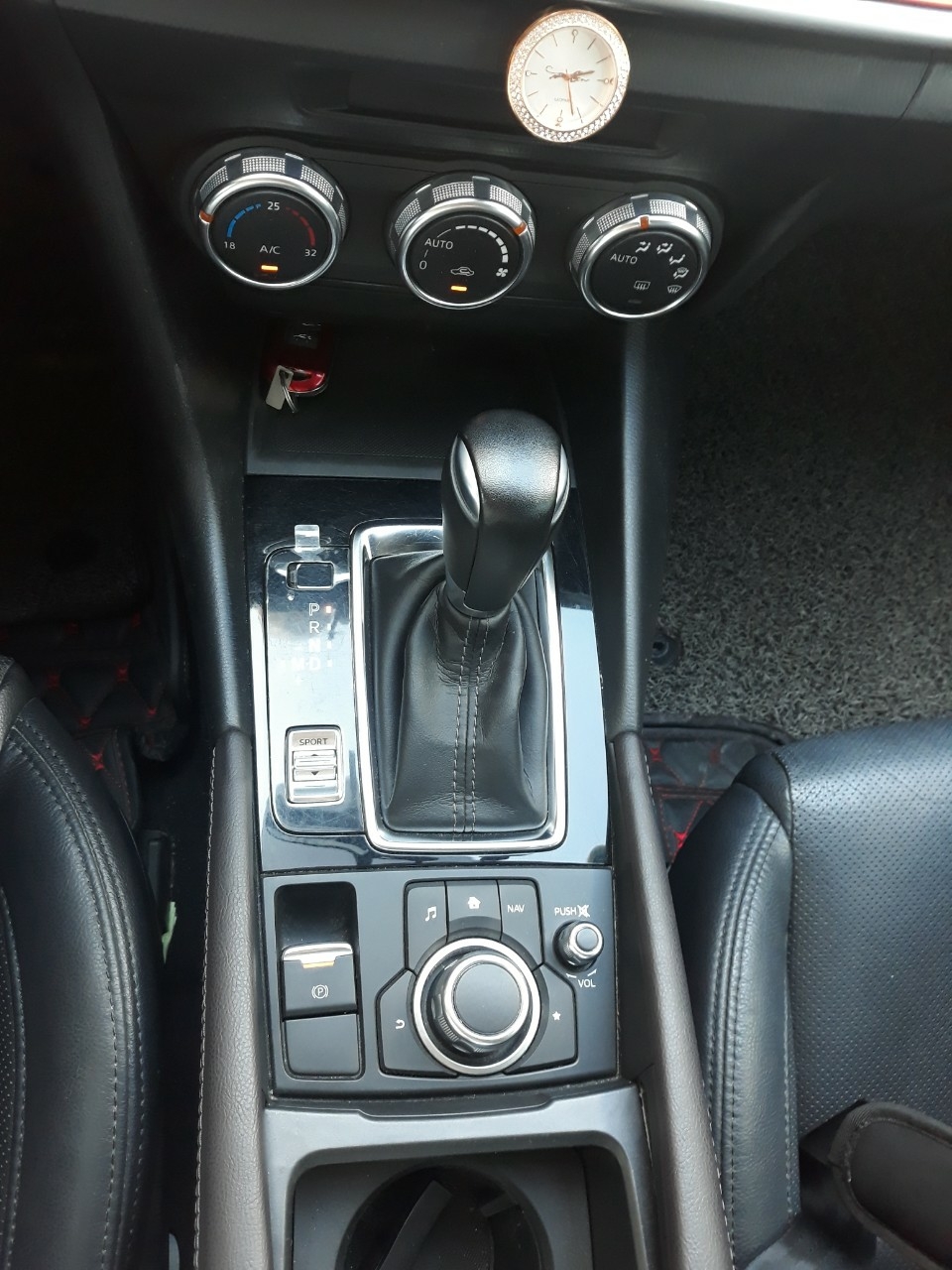 Bán Mazda 3 sedan 1.5AT Facelift màu xám xanh số tự động sản xuất cuối 2017 biển tỉnh đi 38000km