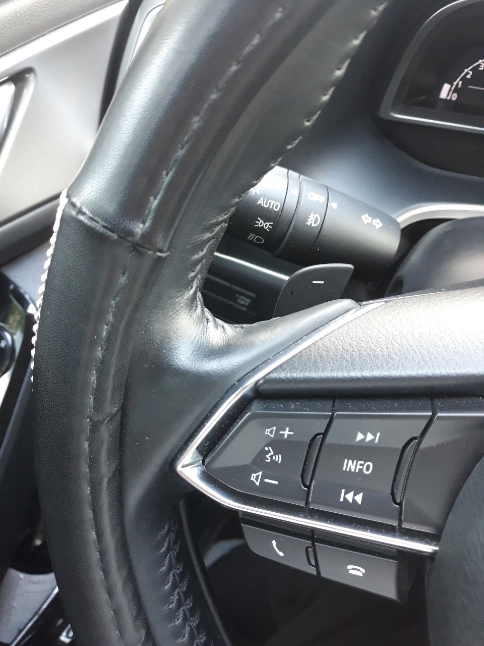 Bán Mazda 3 1.5AT sedan 2017 facelift, màu xanh, giá TL, hổ trợ góp